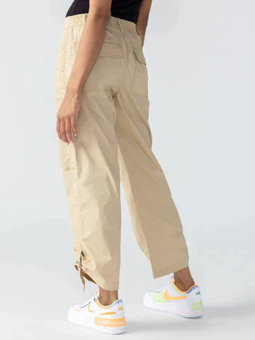 Cali Cargohose in wahrer Khaki-Farbe.